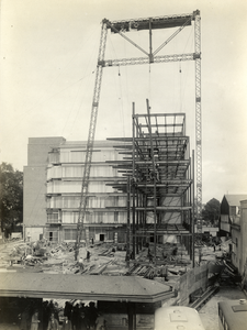 75717 Afbeelding van de bouw van het staalskelet voor het derde jaarbeursgebouw op het Vredenburg te Utrecht.